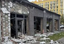 Частково зруйнована будівля магазину Rozetka поблизу ЖК «Комфорт Таун» у Дніпровському районі Києва