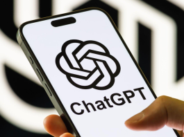 Жінка померла після порад ChatGPT: що відомо про судову справу Логотип ChatGPT на екрані смартфона на тлі символіки OpenAI