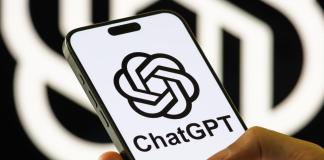Жінка померла після порад ChatGPT: що відомо про судову справу Логотип ChatGPT на екрані смартфона на тлі символіки OpenAI