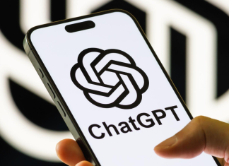 Логотип ChatGPT на екрані смартфона на тлі символіки OpenAI
