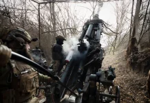 Росія зазнає рекордних втрат, але не припиняє наступ: як змінилася війна у 2026 році Українські артилеристи працюють із гаубицею на замаскованій позиції серед дерев поблизу лінії фронту