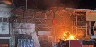 Росія двічі вдарила по терміналу «Нової пошти» під Дніпром Масштабна пожежа на пошкодженому логістичному терміналі «Нової пошти» після російського удару в Дніпровському районі 9 жовтня 2026 року.