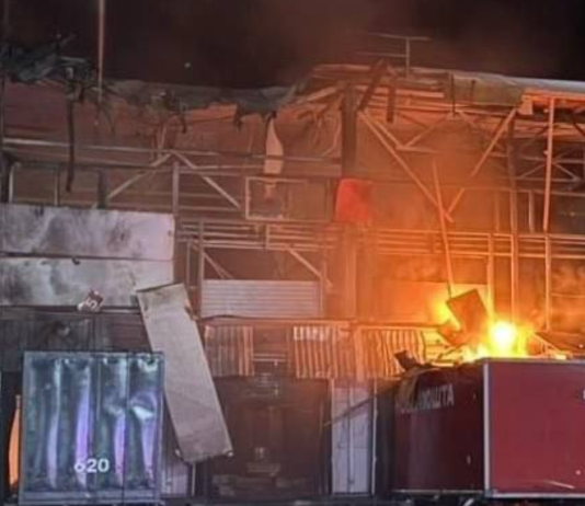 Росія двічі вдарила по терміналу «Нової пошти» під Дніпром Масштабна пожежа на пошкодженому логістичному терміналі «Нової пошти» після російського удару в Дніпровському районі 9 жовтня 2026 року.