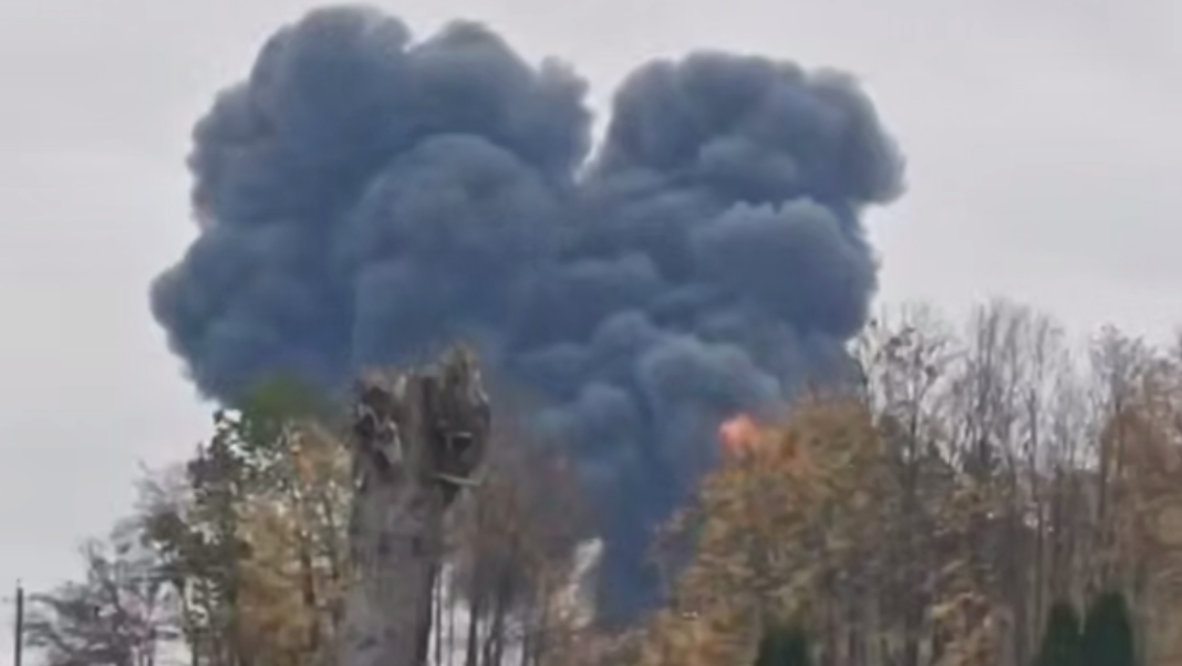 The crash of the Su-30SM Thick black smoke is rising above the trees following the suspected crash of a Russian Su-30SM fighter jet in the Kaliningrad region.