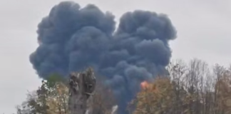 У Калінінградській області розбився російський винищувач Су-30СМ Густий чорний дим здіймається над деревами після ймовірного падіння російського винищувача Су-30СМ у Калінінградській області.