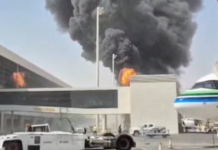 Bloody attack on Riyadh airport: 12 dead and 309 injured Smoke and flames rising from the airport buildings next to the aeroplane