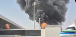 Bloody attack on Riyadh airport: 12 dead and 309 injured Smoke and flames rising from the airport buildings next to the aeroplane