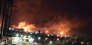 Дрони дісталися Омська: повідомляють про пожежу на «Омському каучуку» Масштабна нічна пожежа в Омську після повідомлень про атаку безпілотників 24 жовтня, над містом здіймається густий дим.