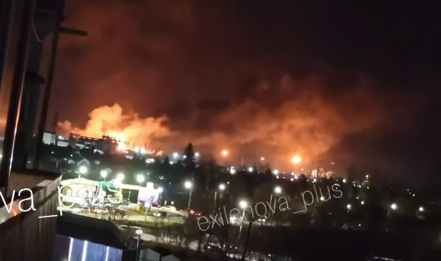 Омський каучук Масштабна нічна пожежа в Омську після повідомлень про атаку безпілотників 24 жовтня, над містом здіймається густий дим.