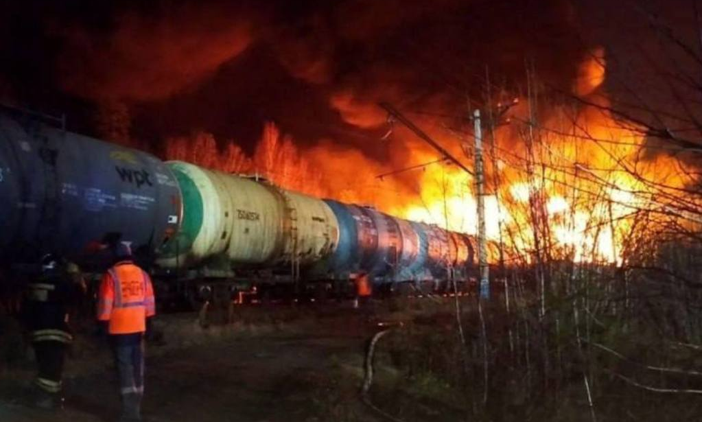Горять цистерни Сходження вантажного поїзда з рейок у Свердловській області Росії.