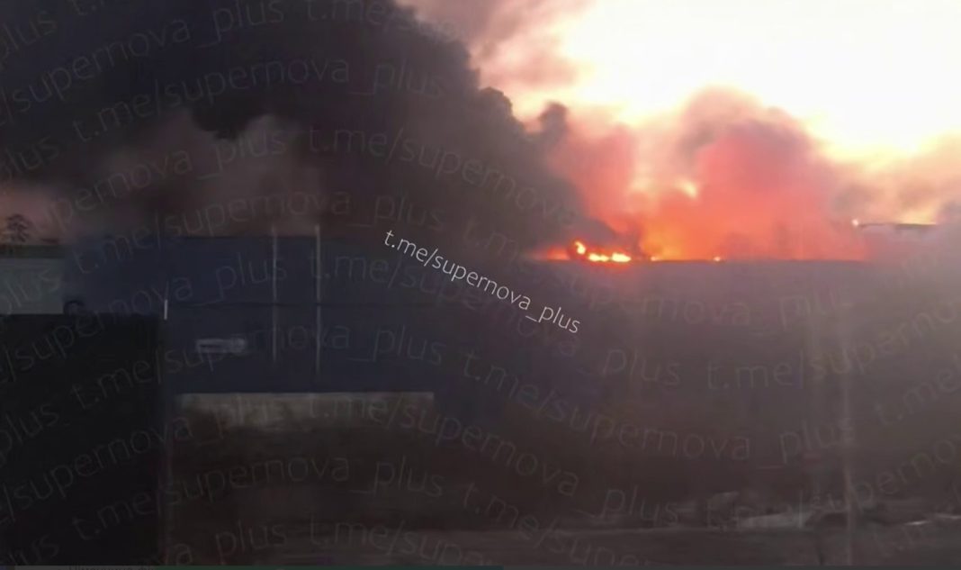 A major fire and thick smoke at an industrial site in Sasovo, Ryazan Oblast, following a night-time drone attack.
