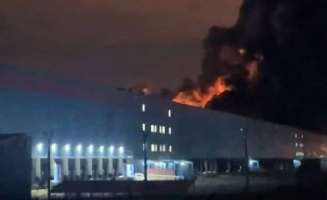 Ozon в Омську Масштабна пожежа у великій складській будівлі Ozon в Омську