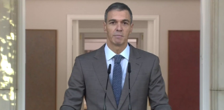 Педро Санчес виступає за трибуною