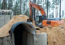 150 бункерів проти загрози РФ: новий план Естонії Екскаватор Hitachi проводить земляні роботи біля входу до оборонного бункера в лісистій місцевості Естонії під час облаштування Балтійського оборонного поясу