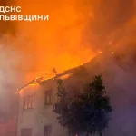 Біля Львова після атаки дронів палали будинки й автомобілі