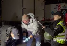 Поліцейські та медики оглядають місце смертельної стрілянини у Святошинському районі Києва