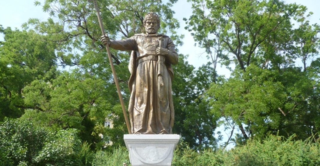 Bronze monument A bronze statue of Tsar Samuel in Sofia.