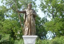 Греція та Болгарія обмінялися реліквіями й останками, пов’язаними з царем Самуїлом Бронзовий пам’ятник царю Самуїлу в Софії.