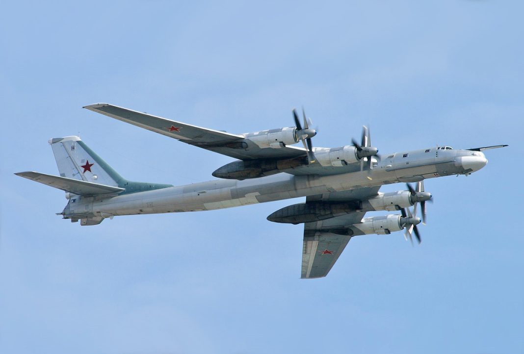 Tupolev_Tu-95 Російський стратегічний бомбардувальник Ту-95МС у польоті