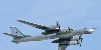 Російський стратегічний бомбардувальник Ту-95МС у польоті