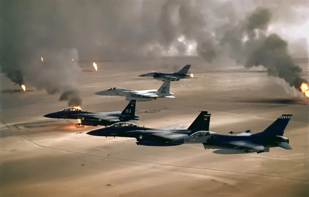 Американські винищувачі Американські винищувачі F-15 і F-16 пролітають над пустелею