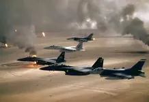 Американські винищувачі F-15 і F-16 пролітають над пустелею
