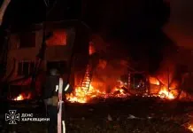 Харків атакували «Бандеролями»: обвалився під’їзд п’ятиповерхівки Рятувальник ДСНС біля пожежі та пошкодженої будівлі після російського обстрілу Харкова