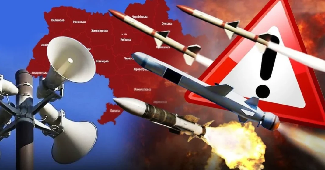 Київ почув вибухи до сирен: о 22:33 знову оголосили ракетну загрозу Вибухи в Києві до тривоги: нова ракетна загроза