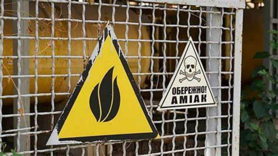 Warning signs: «Caution! Ammonia»