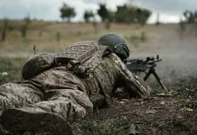 Військовий ЗСУ на позиції