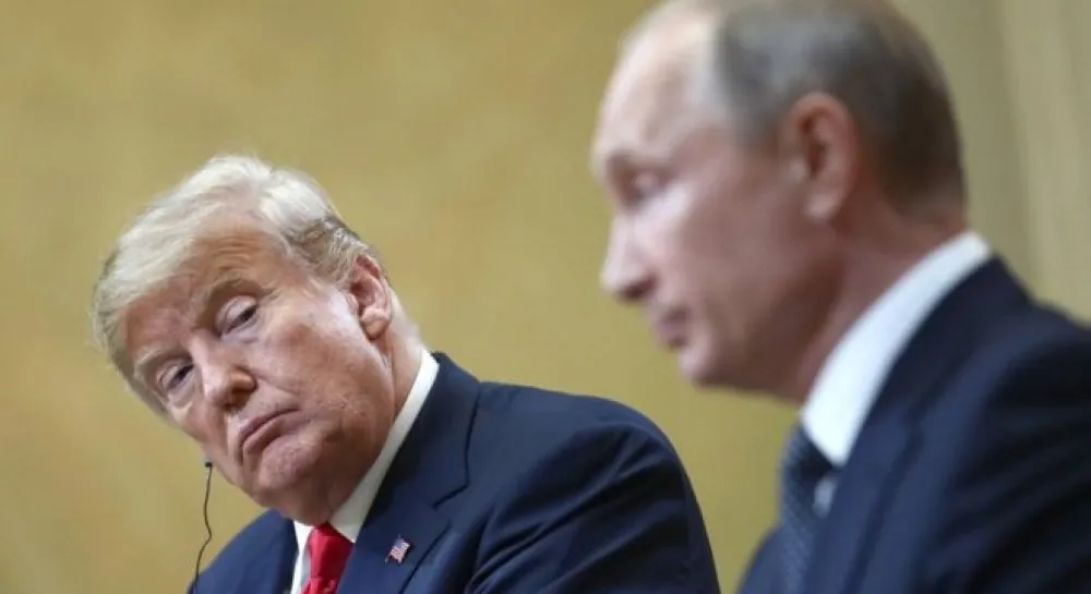 Дональд Трамп дивиться в бік Володимира Путіна під час спільної зустрічі