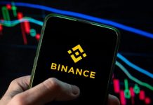 Логотип криптовалютної біржі Binance на екрані смартфона