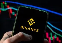Binance зазнала масштабного зламу на $6,3 млрд: біржа зупинила виведення коштів Логотип криптовалютної біржі Binance на екрані смартфона