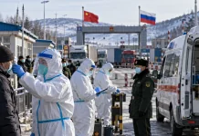 Медичні працівники в захисних костюмах під час перевірки загрози поширення чуми