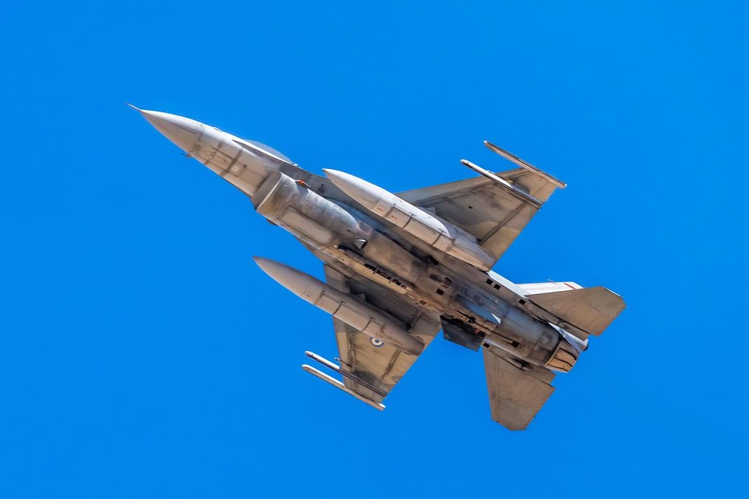 Ukraine is to receive ammunition for its F-16s from Finland — Zelenskyy An F-16 fighter jet in flight