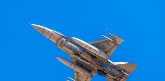 Винищувач F-16 у польоті