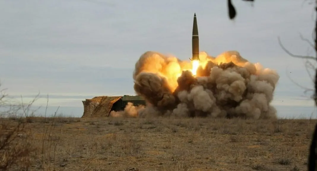 Запуск балістичної ракети з наземної пускової установки