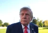Трамп заявив, що має право на третій термін: що каже Конституція США Президент США Дональд Трамп у темному костюмі