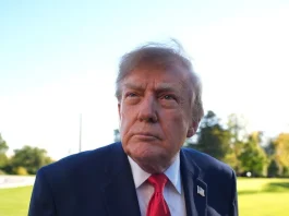 Трамп заявив, що має право на третій термін: що каже Конституція США Президент США Дональд Трамп у темному костюмі