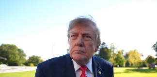 Президент США Дональд Трамп у темному костюмі