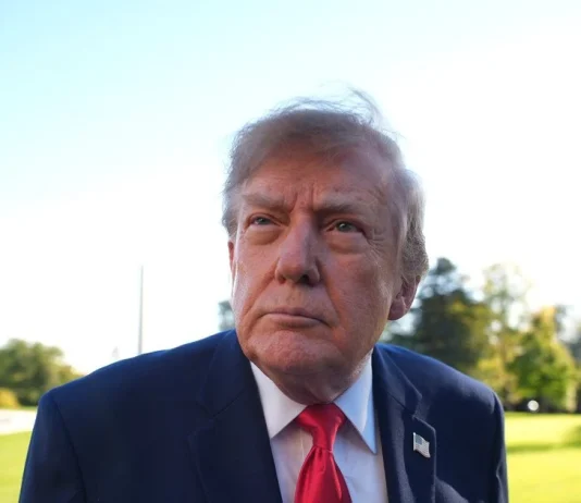 Трамп заявив, що має право на третій термін: що каже Конституція США Президент США Дональд Трамп у темному костюмі