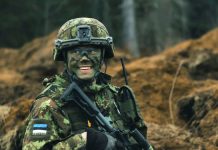 Естонія стягує елітні війська до кордону з Росією та готує далекобійні удари Естонський військовослужбовець у камуфляжі