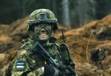 Естонський військовослужбовець у камуфляжі