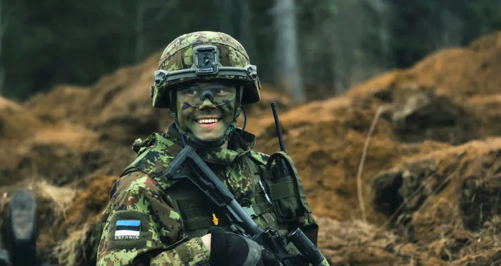 Естонський військовослужбовець Естонський військовослужбовець у камуфляжі