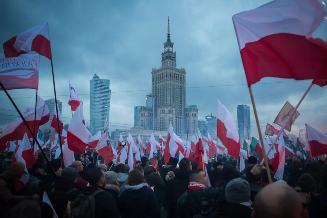 Натовп із польськими прапорами Натовп із польськими прапорами перед Палацом культури і науки у Варшаві