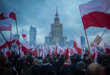 «Поляк у Польщі — господар»: оголосили гасло Маршу Незалежності Натовп із польськими прапорами перед Палацом культури і науки у Варшаві