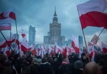 Натовп із польськими прапорами перед Палацом культури і науки у Варшаві