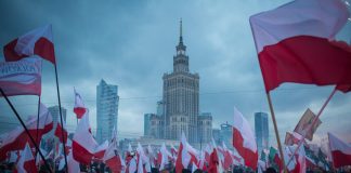 «Поляк у Польщі — господар»: оголосили гасло Маршу Незалежності Натовп із польськими прапорами перед Палацом культури і науки у Варшаві