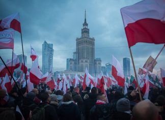 Натовп із польськими прапорами перед Палацом культури і науки у Варшаві