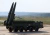 Російська пускова установка ракетного комплексу «Іскандер-Е» з двома піднятими ракетами на військовому полігоні.
